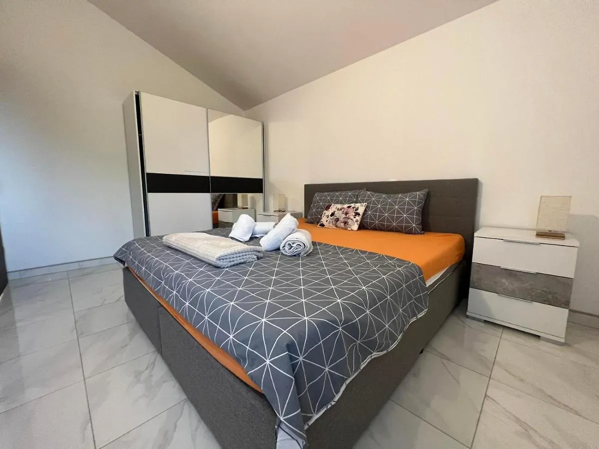 Apartman Lorena Apartment Lakmartin